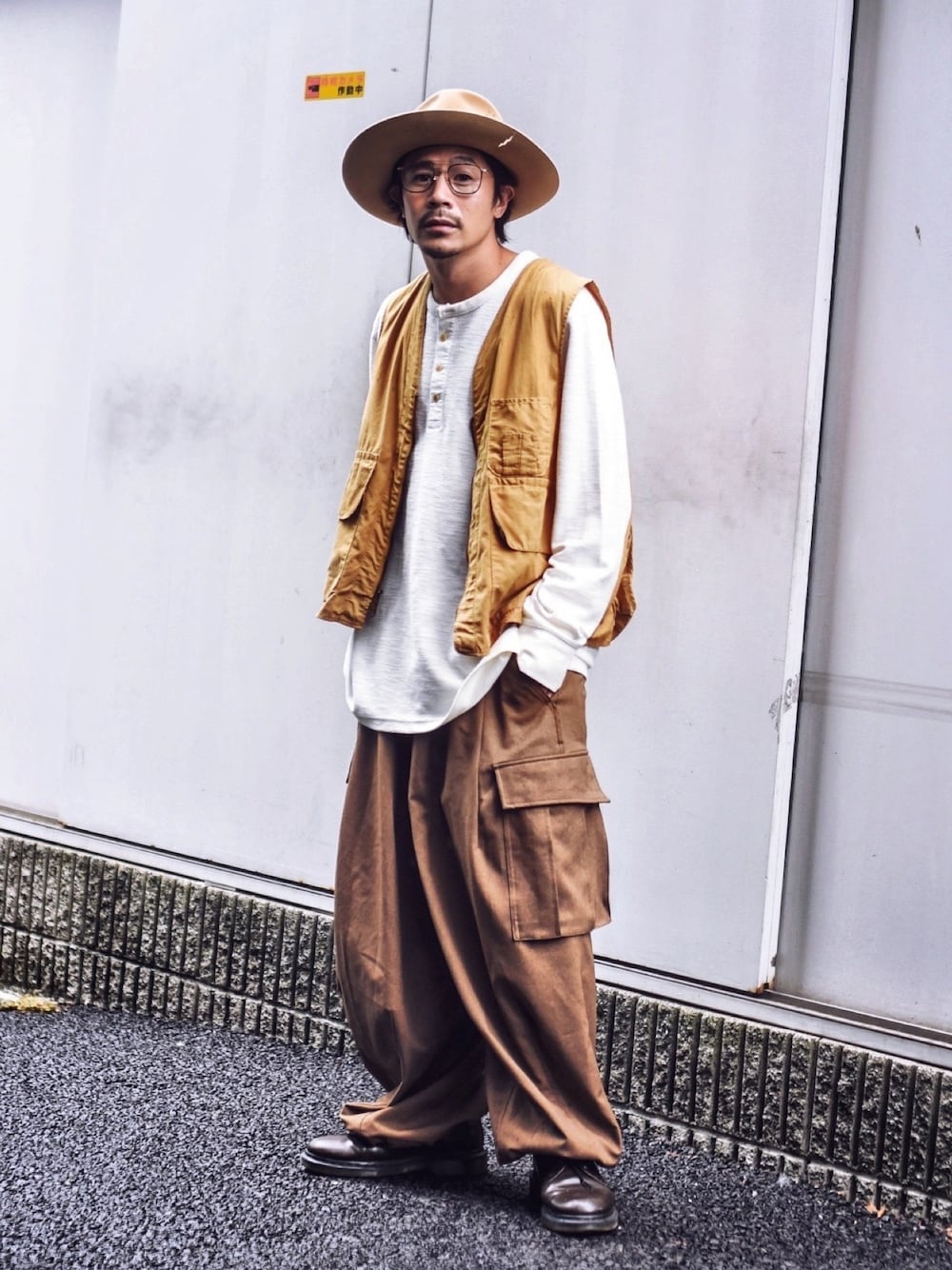 「ベスト、レイヤードスタイル、オトナカジュアル、ワイドパンツ、秋服準備はじめました、レイヤード」｜「Needlesのアイテム（カーゴパンツ、ブラウン系）」を使った、ICCHOさん（メンズ・170cm）の秋コーディネートの1枚目の写真