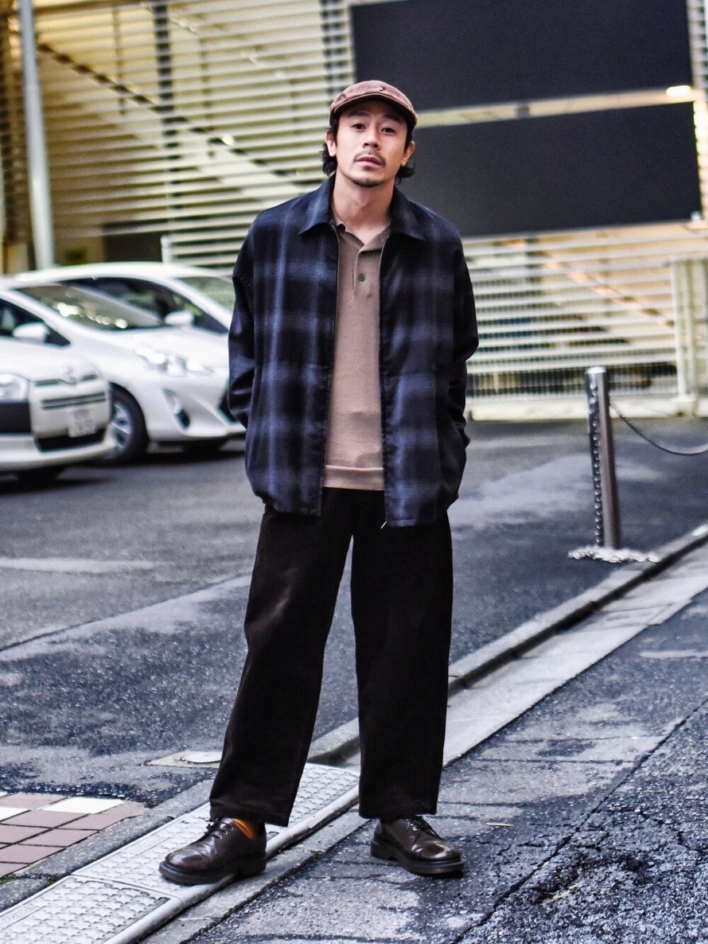 「秋コーデ、チェック柄に恋してる、コーデュロイパンツ、淡色コーデ、UNIQLO、休日スタイル、Dr.Martens、ブラウン、大人カジュアル」｜「UNIQLOのアイテム（その他パンツ、ブラウン系）」を使った、ICCHOさん（メンズ・170cm）の秋コーディネートの1枚目の写真