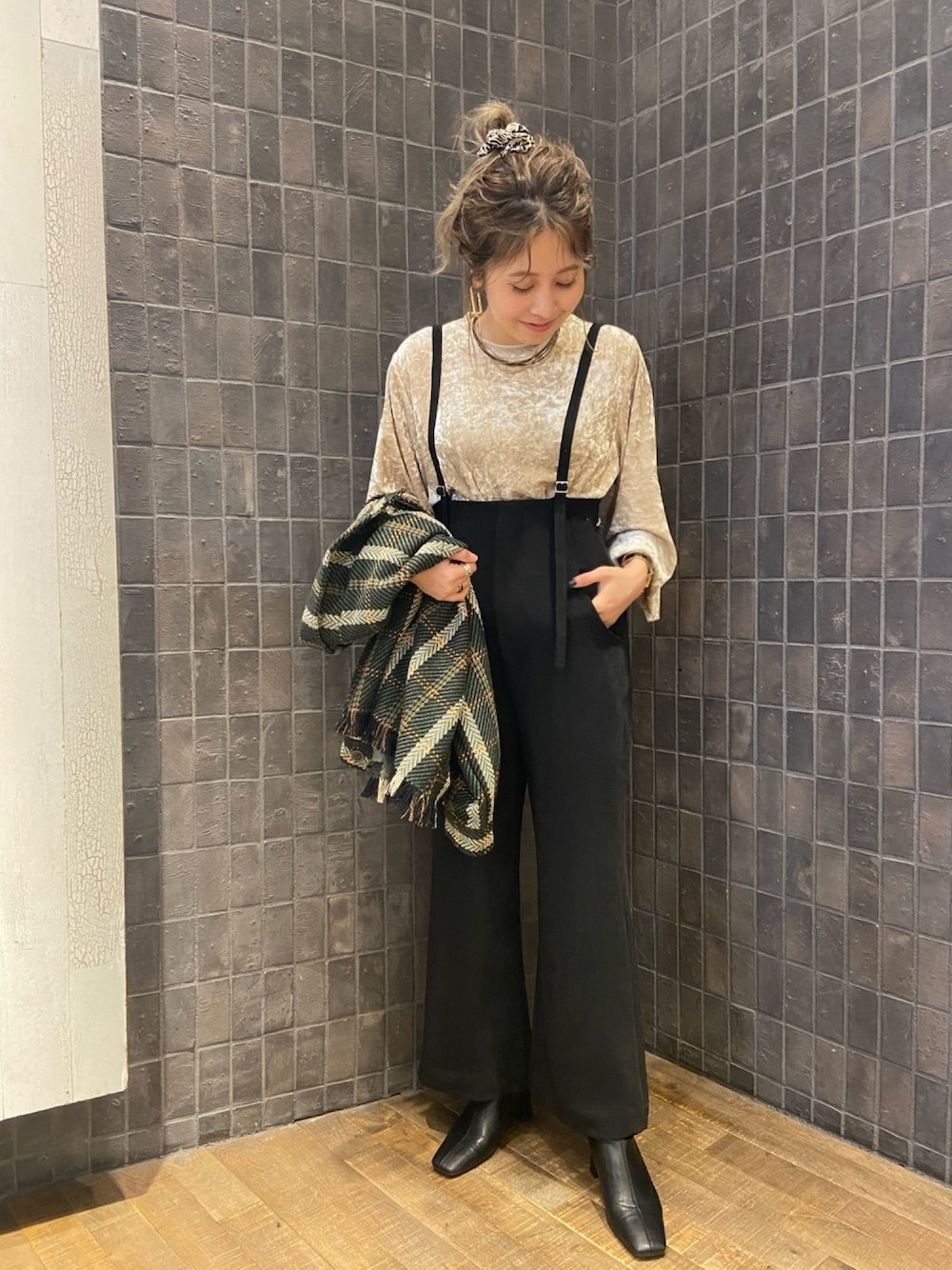 「秋コーデ、秋のマイ旬スタイル、ブーツ、お洒落さんとつながりたい、きれいめカジュアル、ベロア、サロペット、チェック、JEANASiS、ジーナシス」｜「JEANASISのクラッシュベロアプルオーバー/919543（Tシャツ/カットソー、ピンク系）」を使った、Rieさん（レディース・158cm）の秋コーディネートの1枚目の写真
