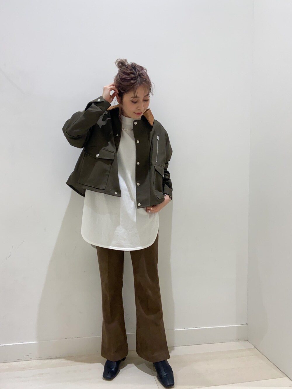 「オトナカジュアル、ショートブーツ、JEANASiS、ジーナシス、レイヤード、春コーデ、ラクチンコーデ、ショート丈トップス、いいね、save、フォローお願いします🤑、フレアパンツ」｜「JEANASISのハンティングショートジャケット/932875（その他アウター、グリーン系）」を使った、Rieさん（レディース・158cm）の冬コーディネートの1枚目の写真