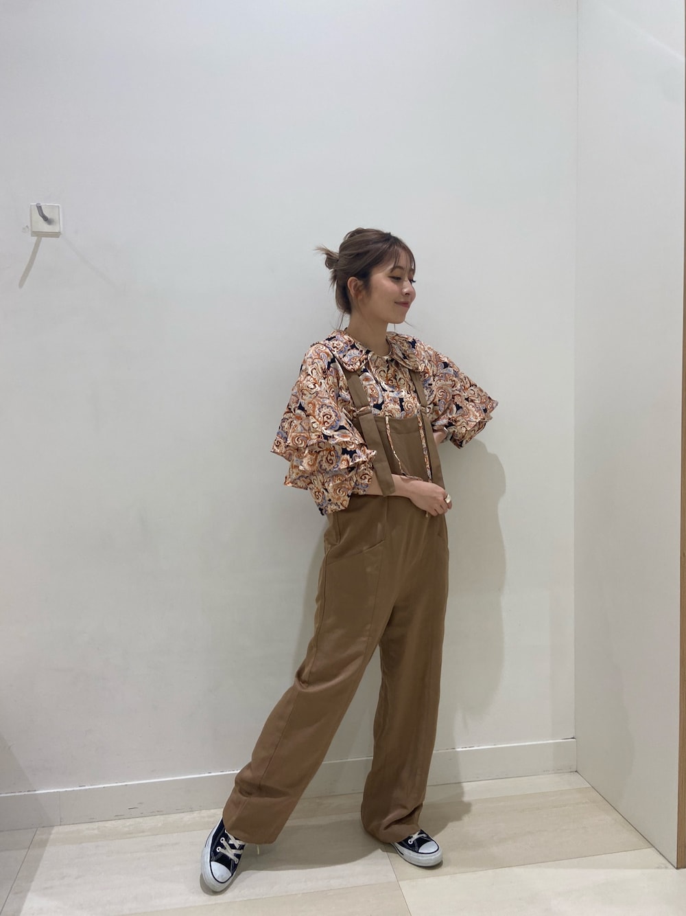「JEANASiS、ジーナシス、サロペット、メンズライク、大人カジュアル、春コーデ、着回しコーデ、ブラウン、休日スタイル、ブラウス」｜「JEANASISのドビーダブルBIGカラーブラウス/932708（シャツ/ブラウス、オレンジ系）」を使った、Rieさん（レディース・158cm）の冬コーディネートの1枚目の写真