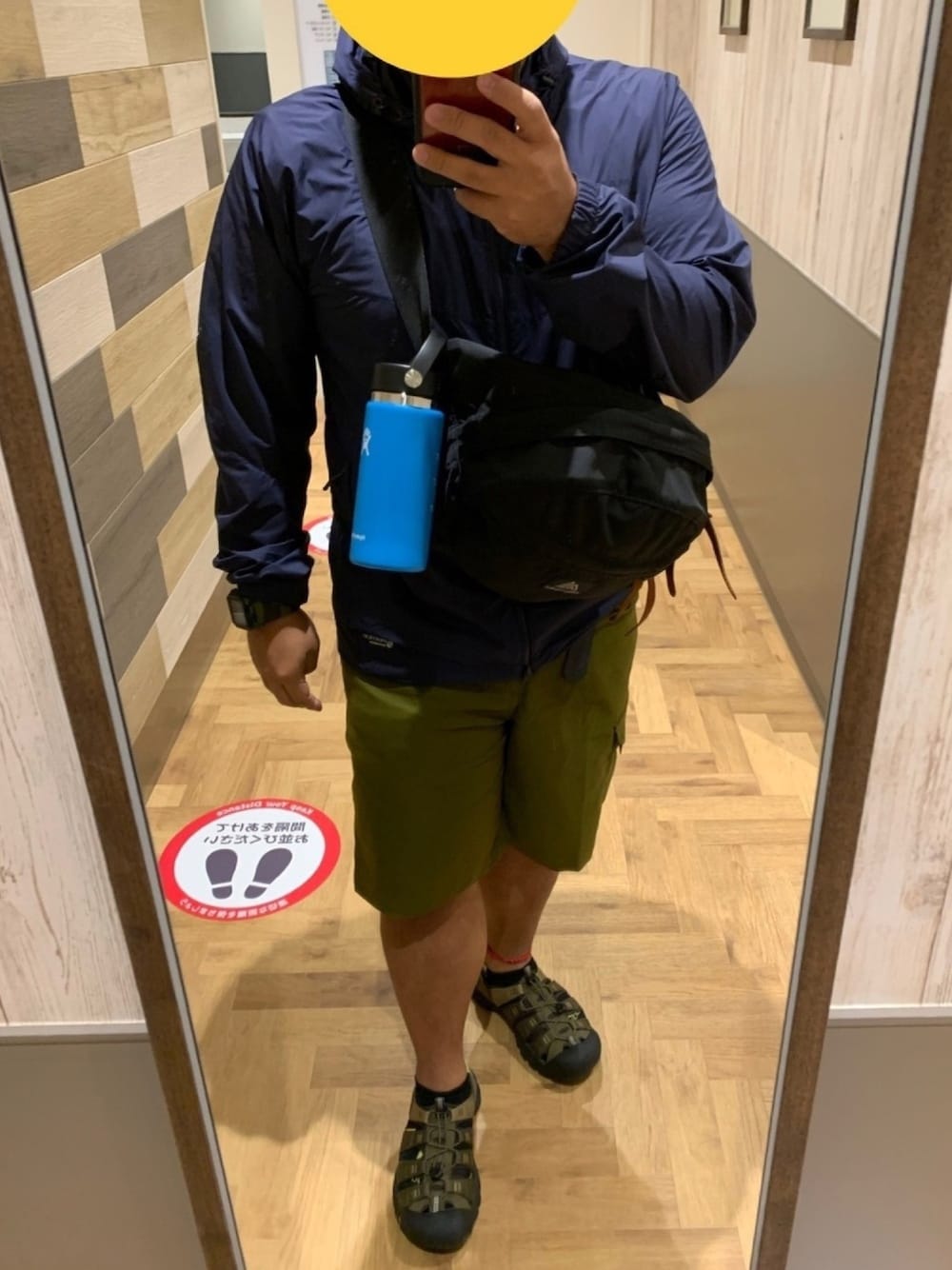 「GREGORYのGREGORY/グレゴリー TAILMATE S V2（ショルダーバッグ、ブラック系）」を使った、たーてぃーさん（メンズ・165cm）の秋コーディネートの1枚目の写真