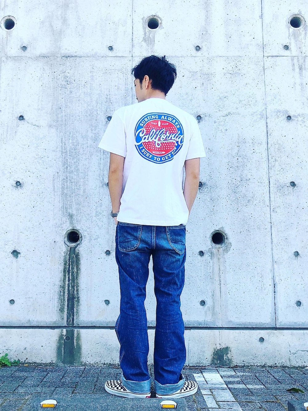 「シンプルコーデ、大人カジュアル、アメカジ、カリフォルニア、おしゃれさんと繋がりたい、デニム、ペインターパンツ、VANS、夏コーデ、サーフィン」｜「Emptyのアイテム（Tシャツ/カットソー、ホワイト系）」を使った、EMPTYさん（メンズ・175cm）の春コーディネートの1枚目の写真