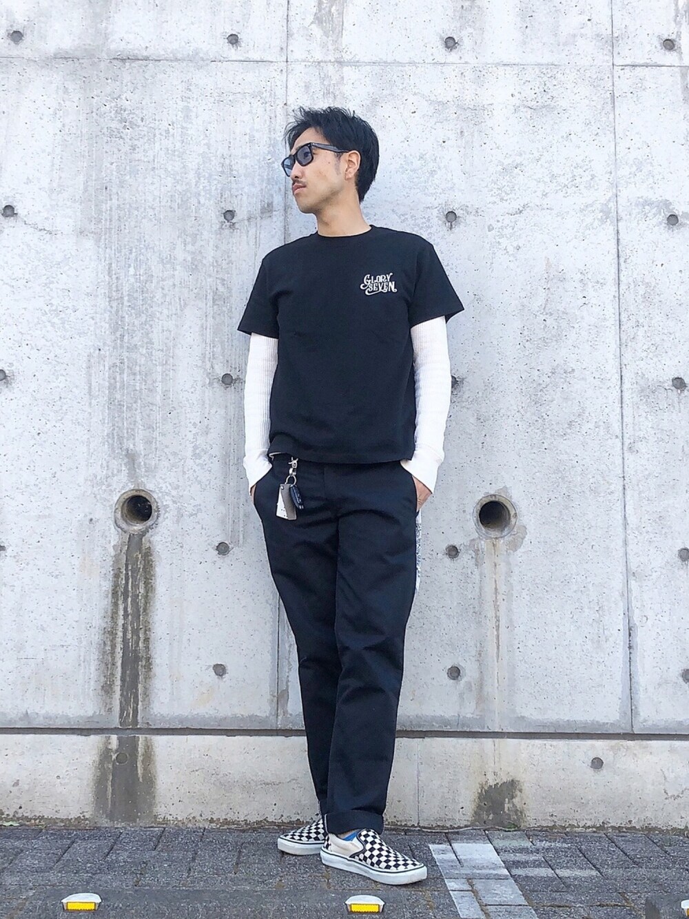 ブラック系のスリッポン、ブラック系のTシャツ/カットソー、ホワイト系のTシャツ/カットソーを着用したメンズの春コーディネートの1枚目の写真