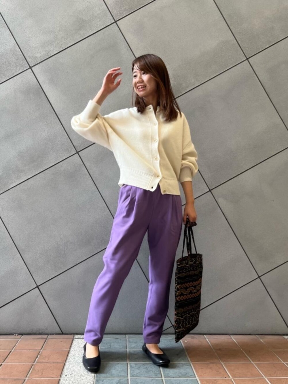 パープル系のその他パンツ、ブラック系のトートバッグ、ホワイト系のカーディガン/ボレロを着用したレディースの秋コーディネートの1枚目の写真