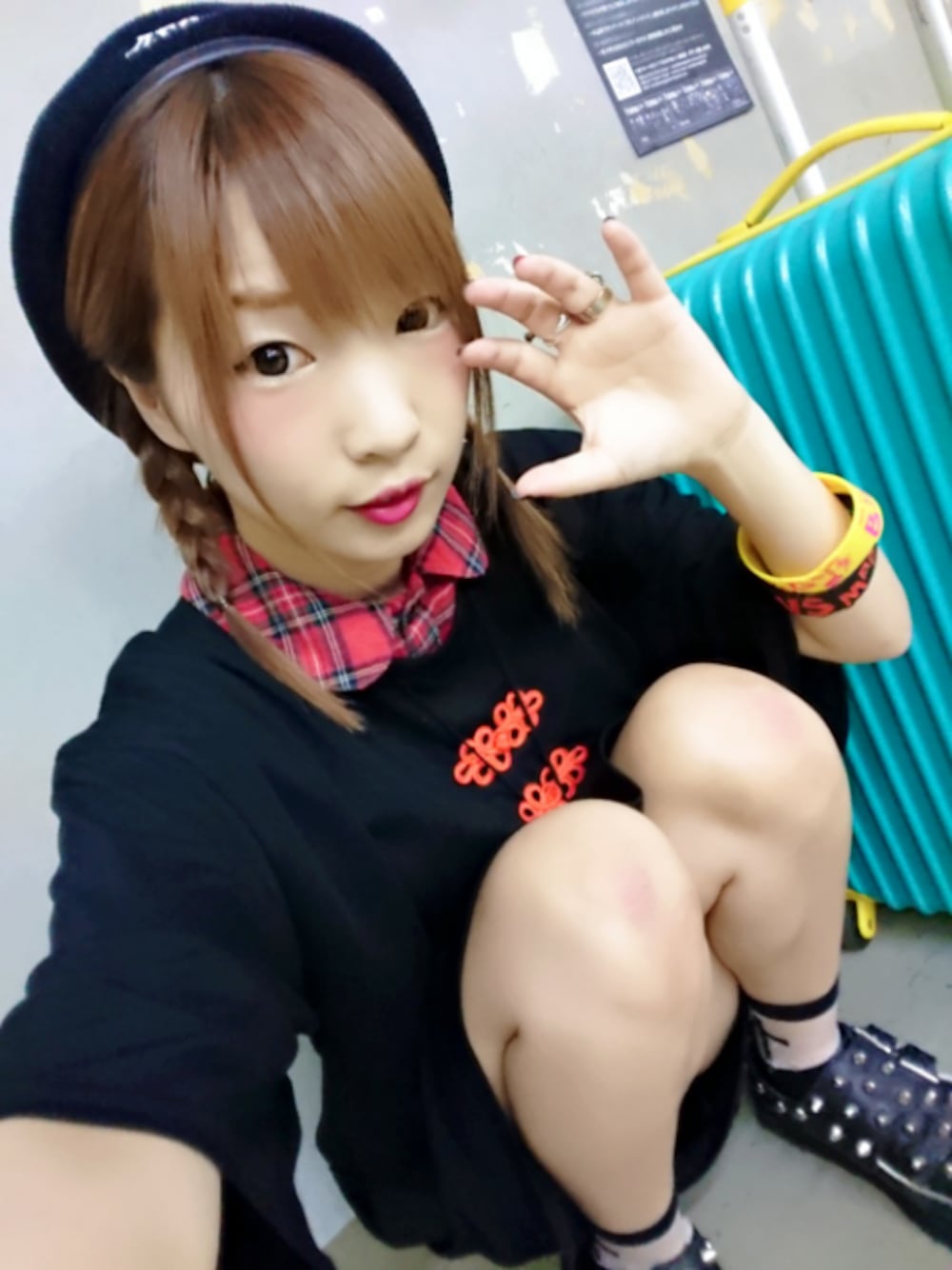 ブラック系のTシャツ/カットソー、レッド系のシャツ/ブラウス、ブラック系のシューズを着用したレディースの夏コーディネートの1枚目の写真