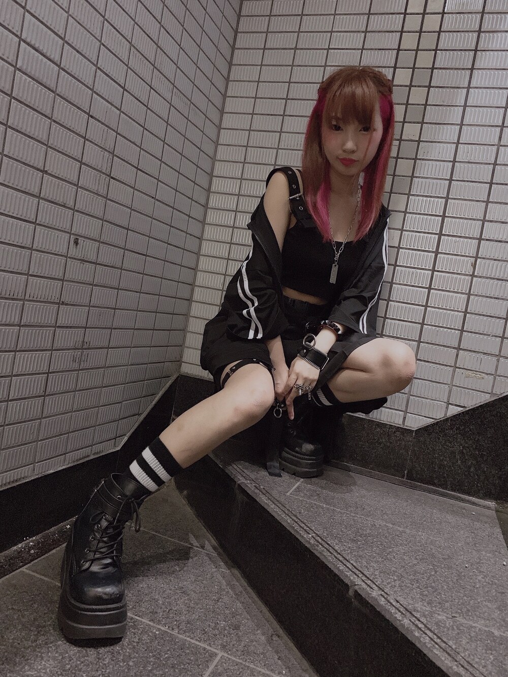 「黒、黒コーデ、厚底、ニュリカデリック、Demonia」｜「DEMONIAのアイテム（ブーツ、ブラック系）」を使った、ちゃんはづさん（レディース・148cm）の秋コーディネートの1枚目の写真
