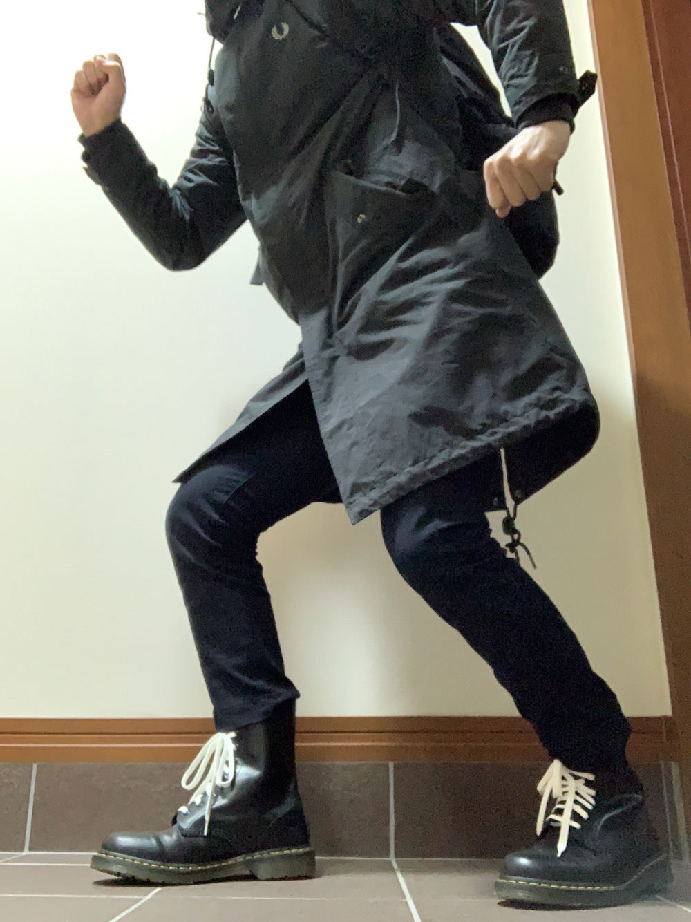 「ドクターマーチン10ホール、フレッドペリー、しごとスタイル、アイテムがカメラ目線」｜「Dr. Martensの《Dr.Martens》1490 SMOOTH 10EYE（ブーツ、ブラック系）」を使った、たまねぎさん（メンズ・179cm）の冬コーディネートの1枚目の写真