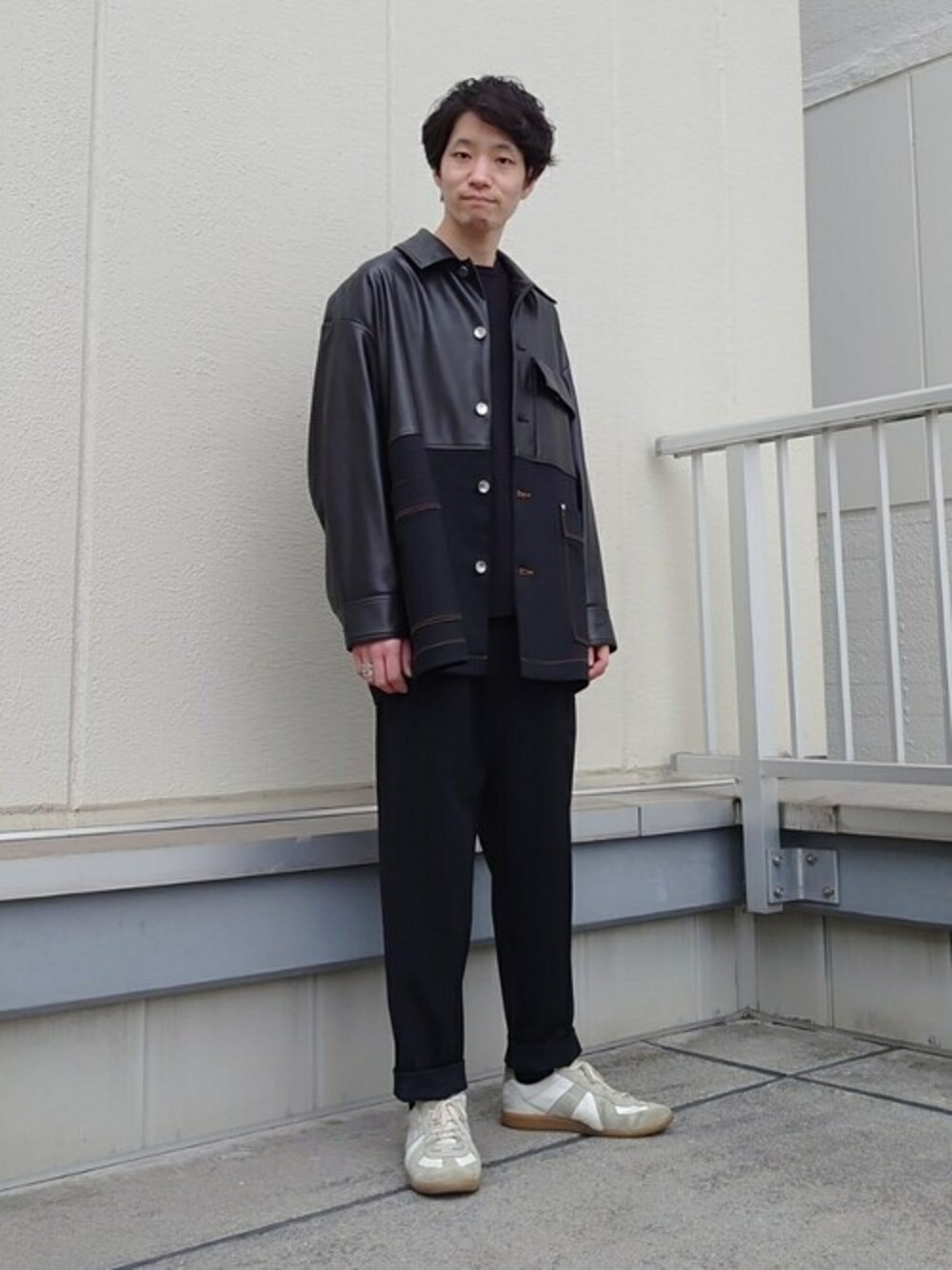 「#ブラック、#黒、＃デニム、#シンプル、#春コーデ」｜「UNITED TOKYOのドッキングワークジャケット（ブルゾン、ブラック系）」を使った、みやこさん（メンズ・169cm）の冬コーディネートの1枚目の写真