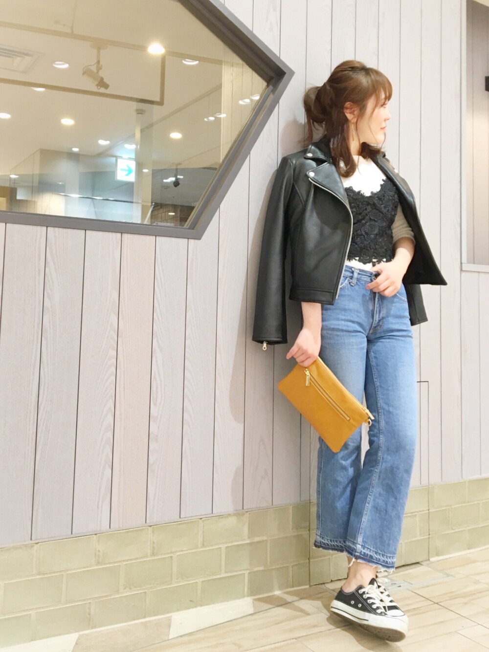 「パンツスタイル、きれいめカジュアル、シンプル、ブラック、converse、coordinate、MERCURYDUO(MERCURYDUO)、ootd、今日のコーデ」｜「MERCURYDUOのレザーライダースジャケット（ライダースジャケット、ブラック系）」を使った、藤田 里緒菜さん（レディース・156cm）の春コーディネートの1枚目の写真