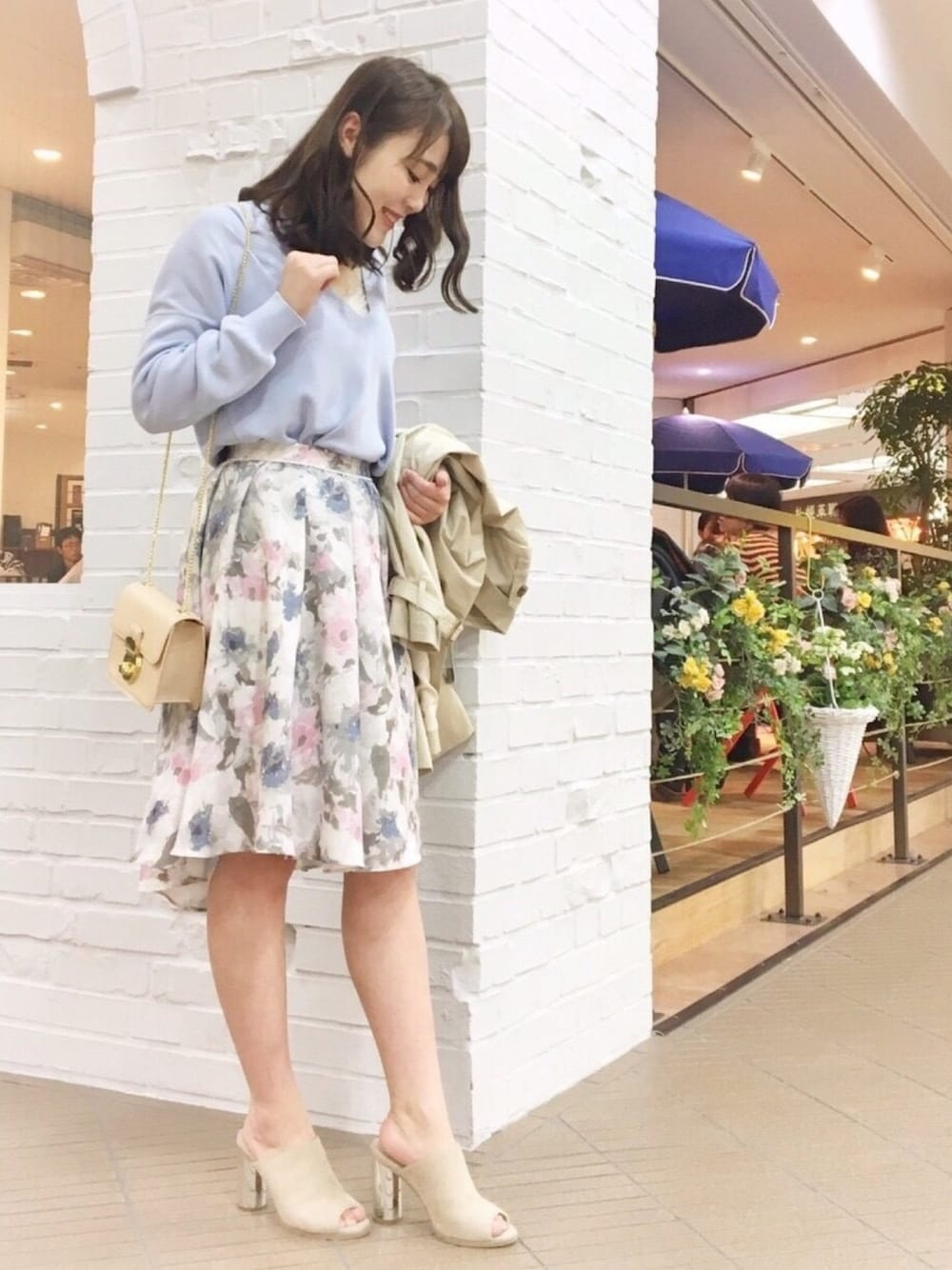 「MERCURYDUO(MERCURYDUO)、札幌PARCO、花柄、feminine、トレンチコート、ニット、花柄スカート、coordinate、ootd、outfit」｜「MERCURYDUOのコットンモダール抜き衿Ｖネックニット（ニット/セーター、ブルー系）」を使った、藤田 里緒菜さん（レディース・156cm）の春コーディネートの1枚目の写真