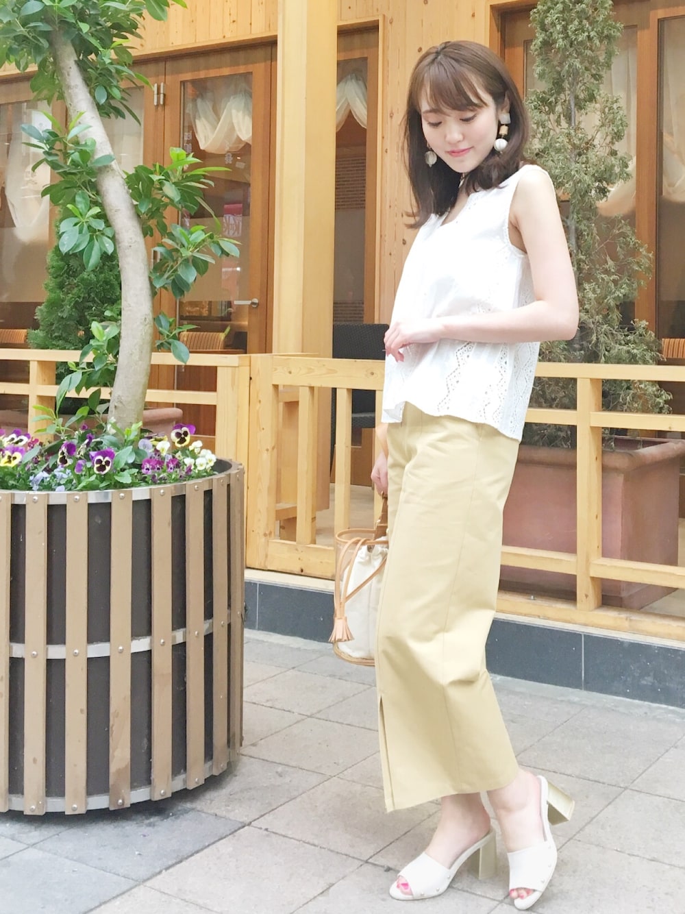 「オトナ女子、きれいめカジュアル、ラフ、outfit、ootd、カジュアル、オトナカジュアル、MERCURYDUO(MERCURYDUO)、coordinate、チノパン」｜「MERCURYDUOのマットビジュボリュームパーツイヤリング（オフ）（イヤリング、ホワイト系）」を使った、藤田 里緒菜さん（レディース・156cm）の春コーディネートの1枚目の写真