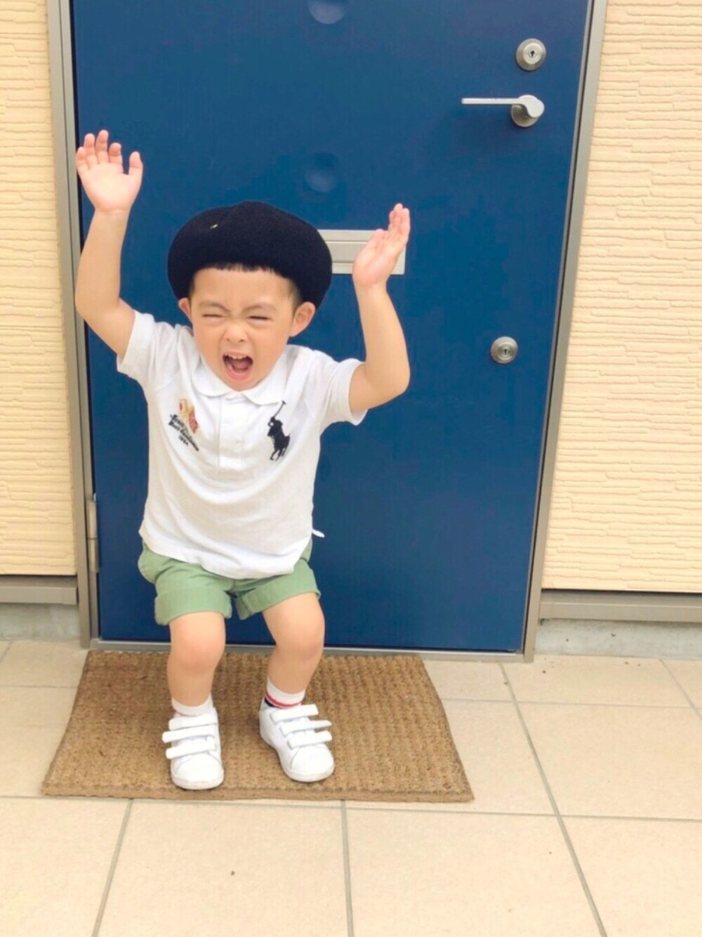 「3歳、おだづもっこ、ポロシャツ、ベレー帽、ハーフパンツ、ショートパンツ、ラインソックス、スタンスミス、男の子コーデ」｜「CIAOPANIC TYPYの【ママとおそろい】ブークレベレー（ハンチング/ベレー帽、ブラック系）」を使った、Ayako Oikawaさん（キッズ・90cm）の夏コーディネートの1枚目の写真