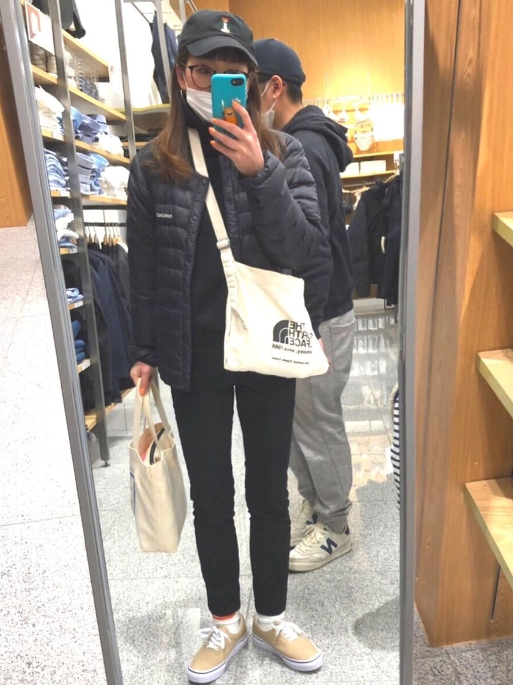 「母コーデ、40歳、キャップ、VANS、プチプラ、インナーダウン、スキニー、本日の母、オールブラック」｜「FREAK'S STOREのベアー刺繍ベースボールキャップ（キャップ、ブラック系）」を使った、Ayako Oikawaさん（レディース・155cm）の春コーディネートの1枚目の写真