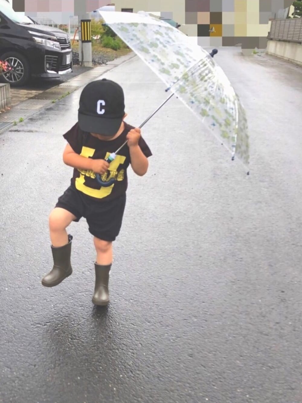 ブラック系のTシャツ/カットソー、ブラック系のパンツ、ブラウン系のレインシューズを着用したキッズの夏コーディネートの1枚目の写真