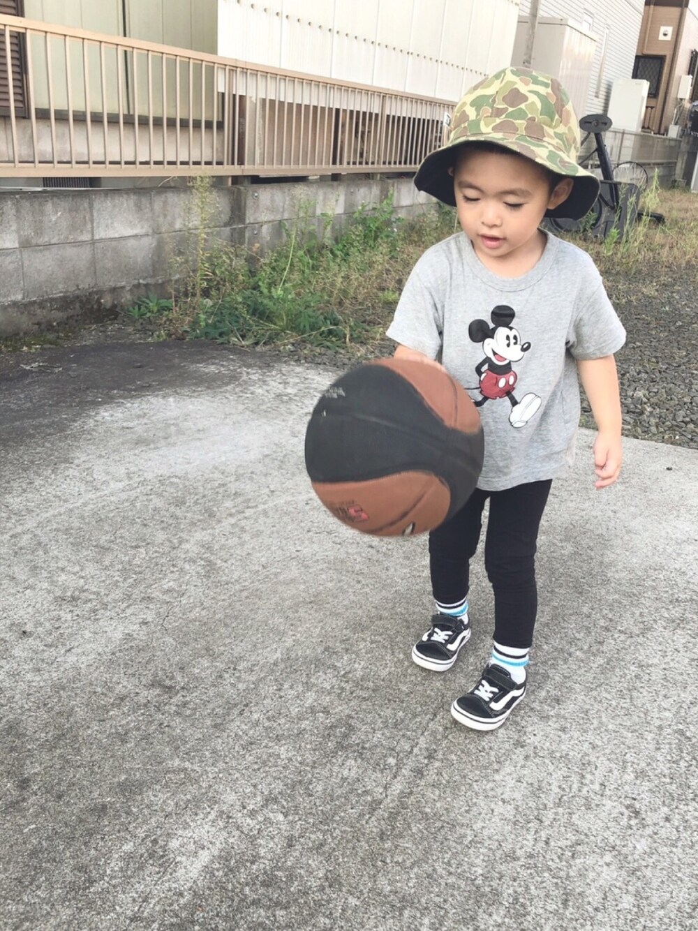 グレー系のTシャツ/カットソー、ブラック系のスニーカー、その他のハットを着用したキッズの秋コーディネートの1枚目の写真