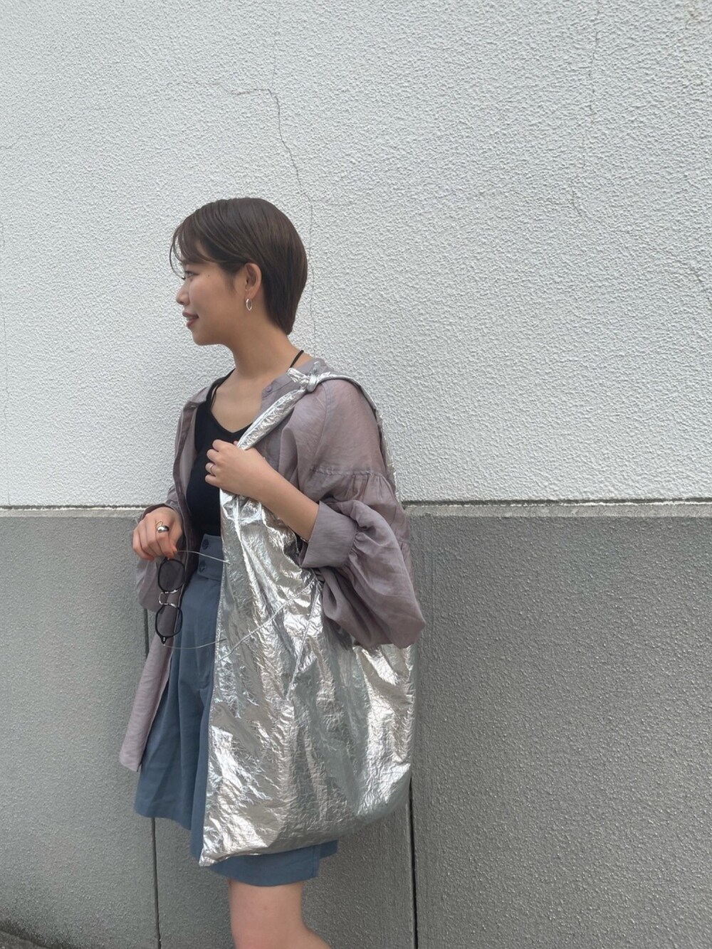 グレー系のシャツ/ブラウス、ブルー系のその他パンツ、ブラック系のキャミソールを着用したレディースの春コーディネートの1枚目の写真