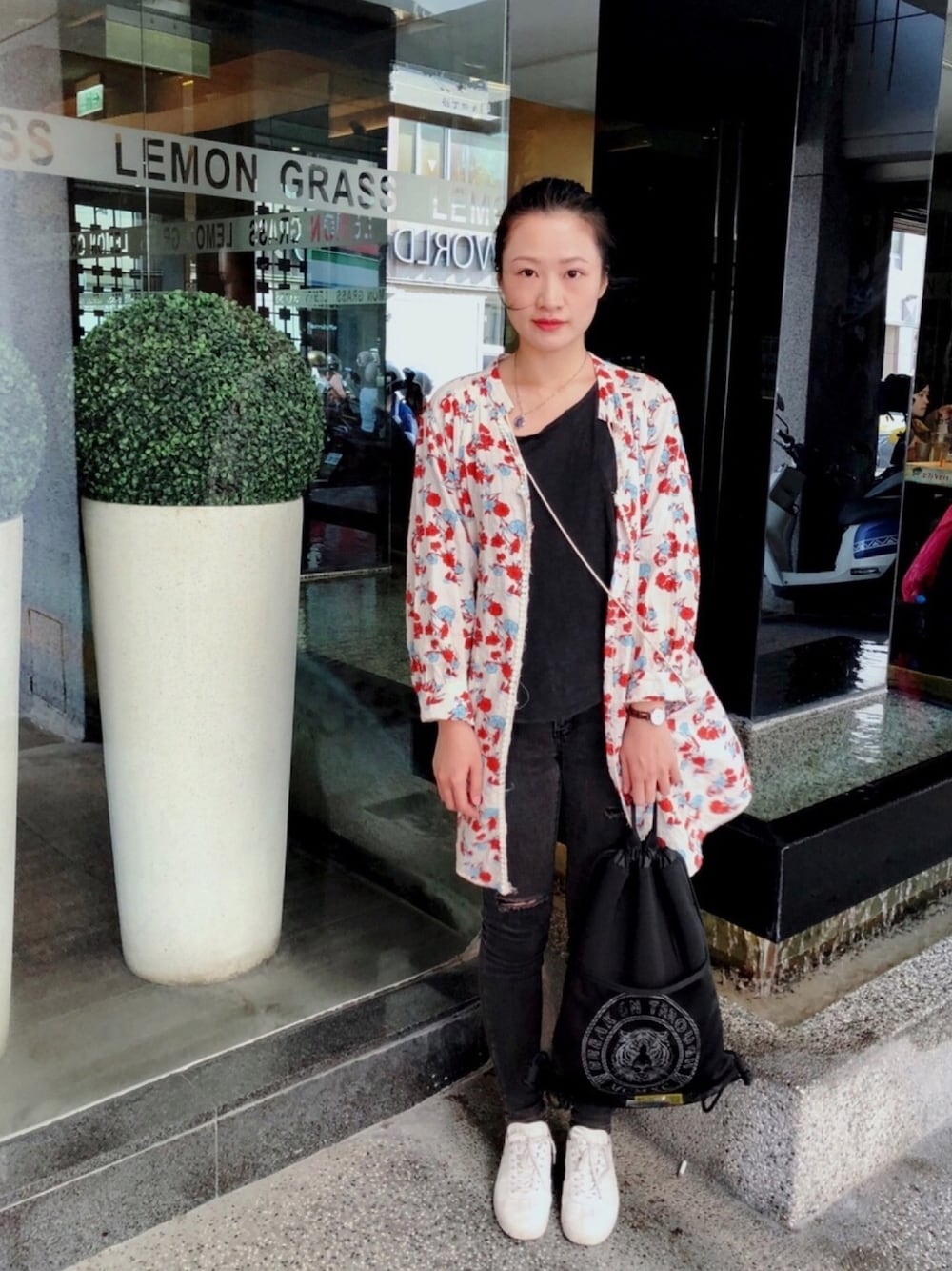 「Daniel Wellington、ROXY、flower、fall、autumn、kimono、red、jeans、made in Korea、koreabrand」｜「ROXYのアイテム（バックパック/リュック、ブラック系）」を使った、 Farahさん（レディース・162cm）の秋コーディネートの1枚目の写真
