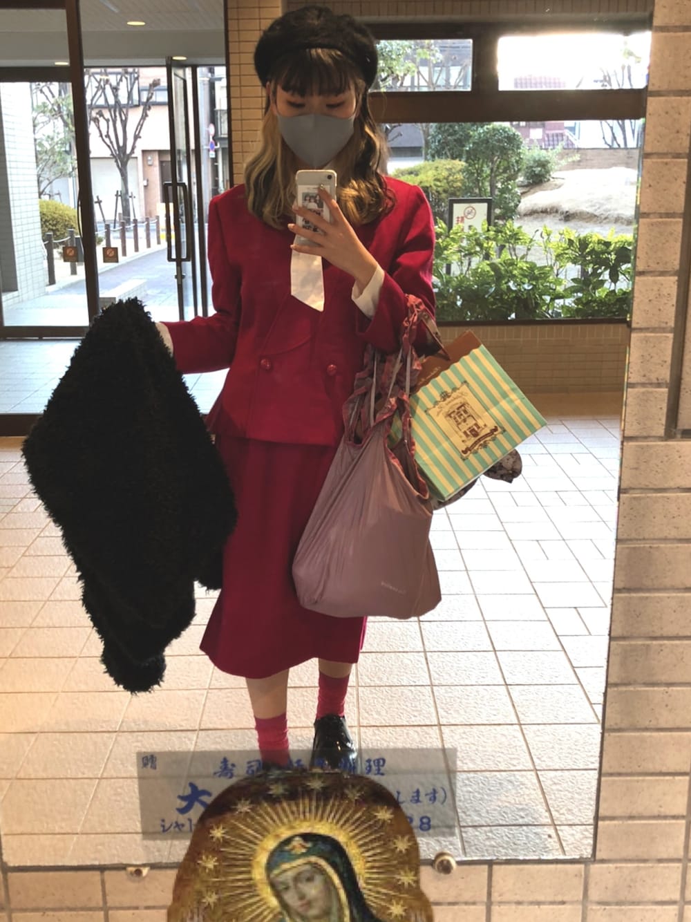 「ピンク、セットアップ、古着、カフェ、ベレー帽、ワントーンコーデ、エコバッグ」｜「Casseliniの【casselini / キャセリーニ】フリルエコバッグ（エコバッグ/サブバッグ、ピンク系）」を使った、YOKOさん（レディース・158cm）の冬コーディネートの1枚目の写真