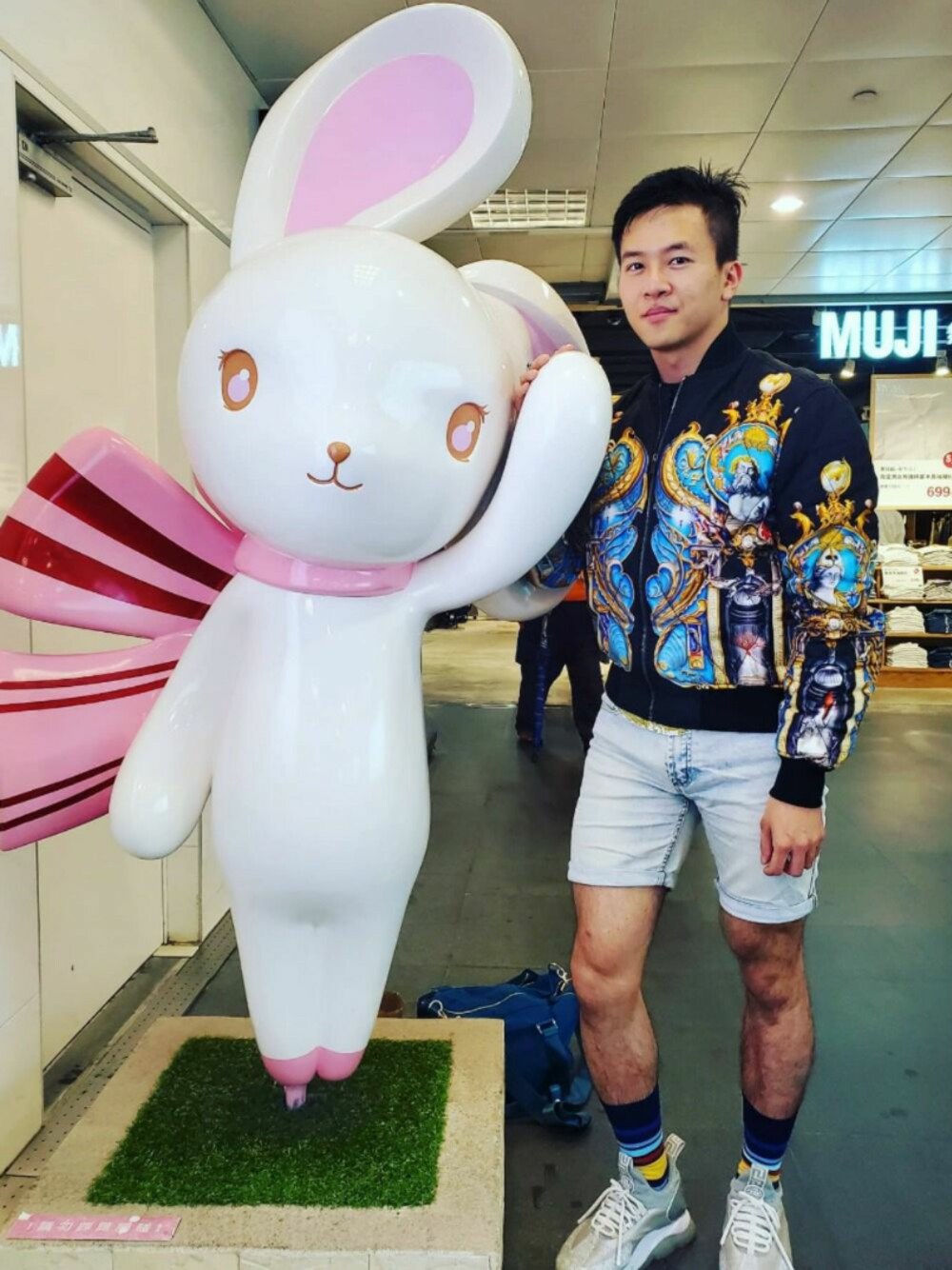 「VERSACEのアイテム（ジャケット/アウター、その他）」を使った、seanleeleeさん（メンズ・173cm）の春コーディネートの1枚目の写真