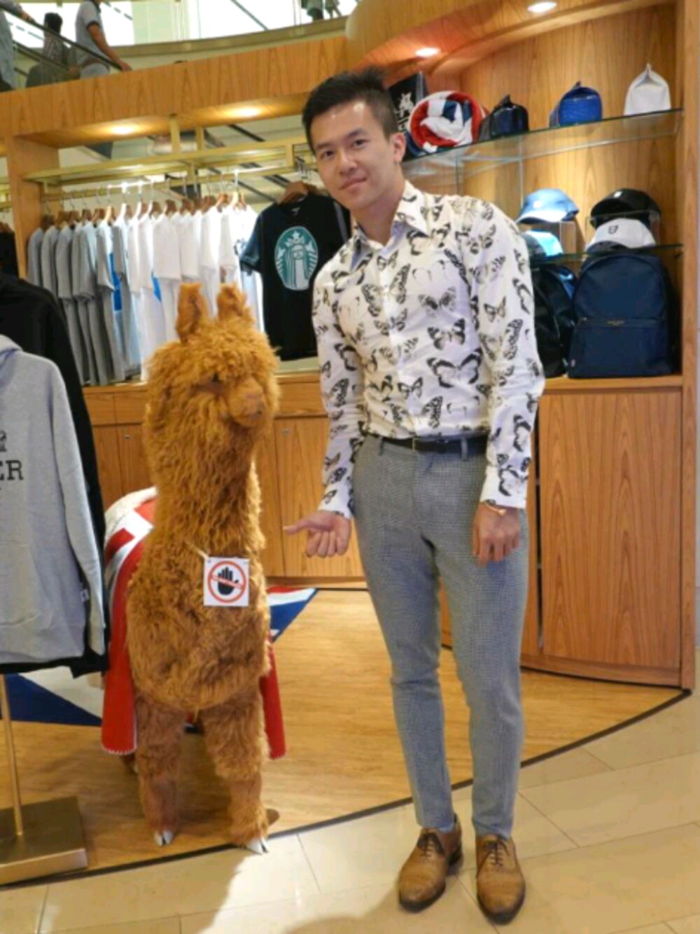 「Taipei 101」｜「TAKEO KIKUCHIのアイテム（チノパンツ、グレー系）」を使った、seanleeleeさん（メンズ・173cm）の春コーディネートの1枚目の写真