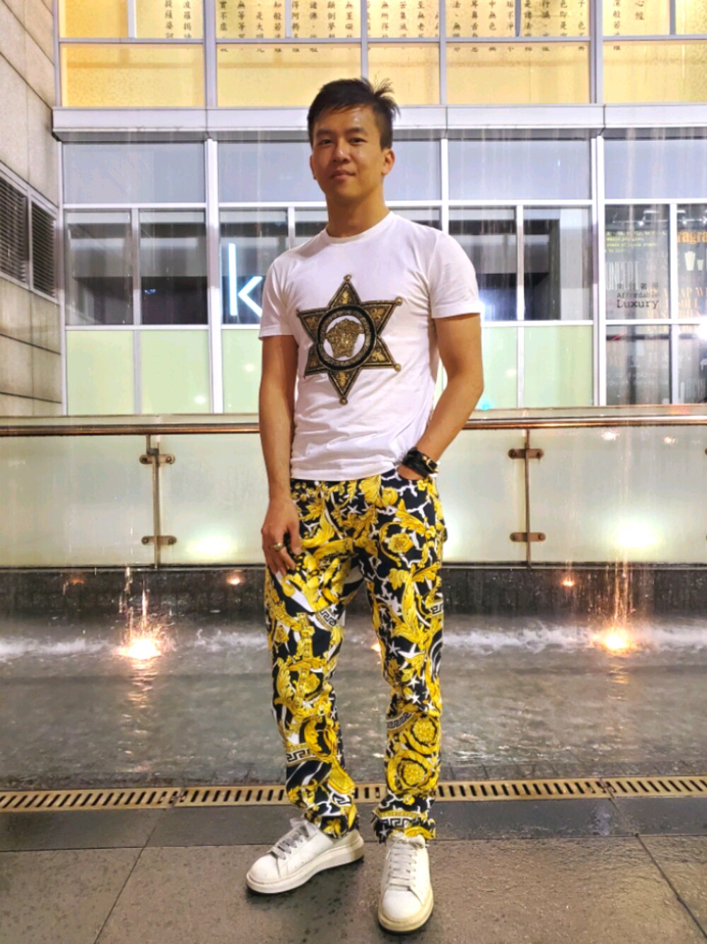 「VERSACEのアイテム（デニムパンツ、ゴールド系）」を使った、seanleeleeさん（メンズ・173cm）の春コーディネートの1枚目の写真