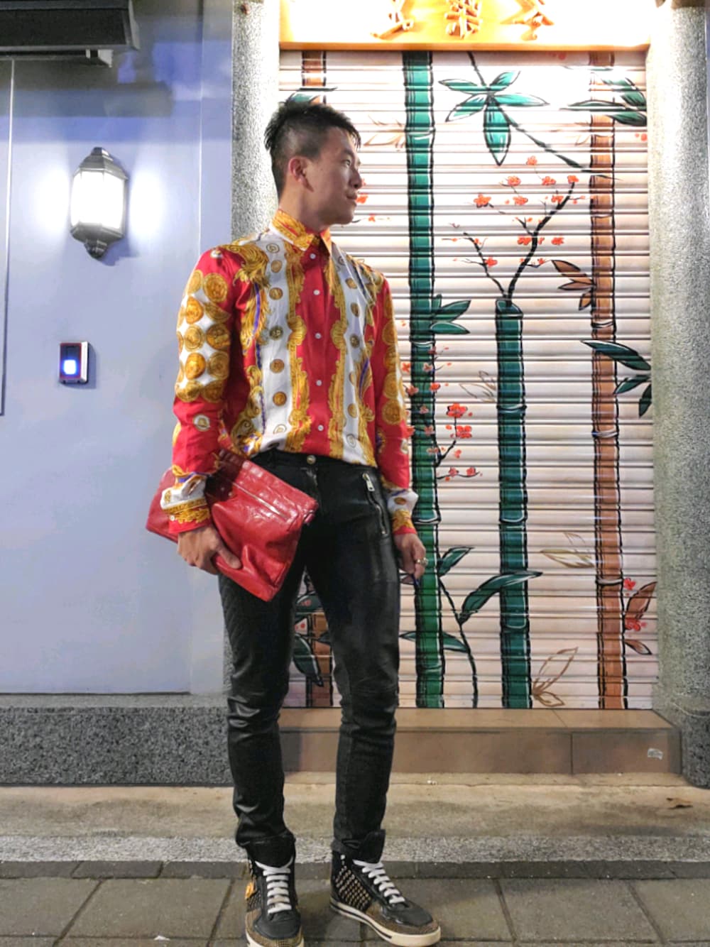 「VERSACEのアイテム（シャツ/ブラウス、レッド系）」を使った、seanleeleeさん（メンズ・173cm）の春コーディネートの1枚目の写真