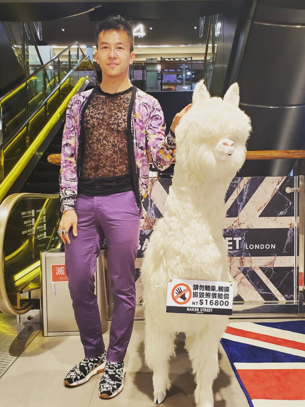 「VERSACEのアイテム（Tシャツ/カットソー、ブラック系）」を使った、seanleeleeさん（メンズ・173cm）の夏コーディネートの1枚目の写真