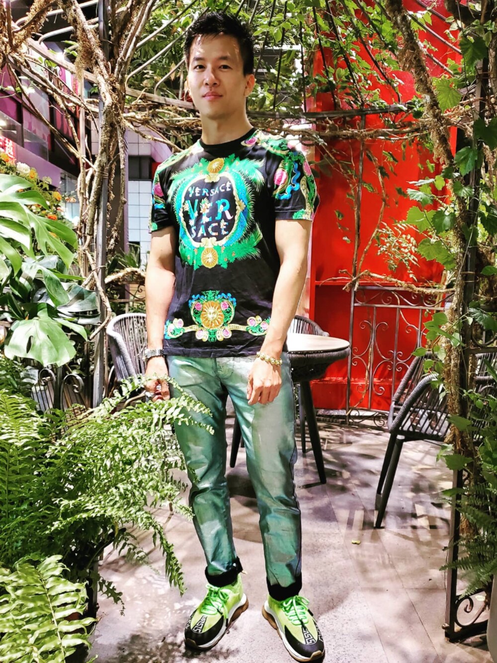「VERSACEのアイテム（Tシャツ/カットソー、グリーン系）」を使った、seanleeleeさん（メンズ・173cm）の夏コーディネートの1枚目の写真