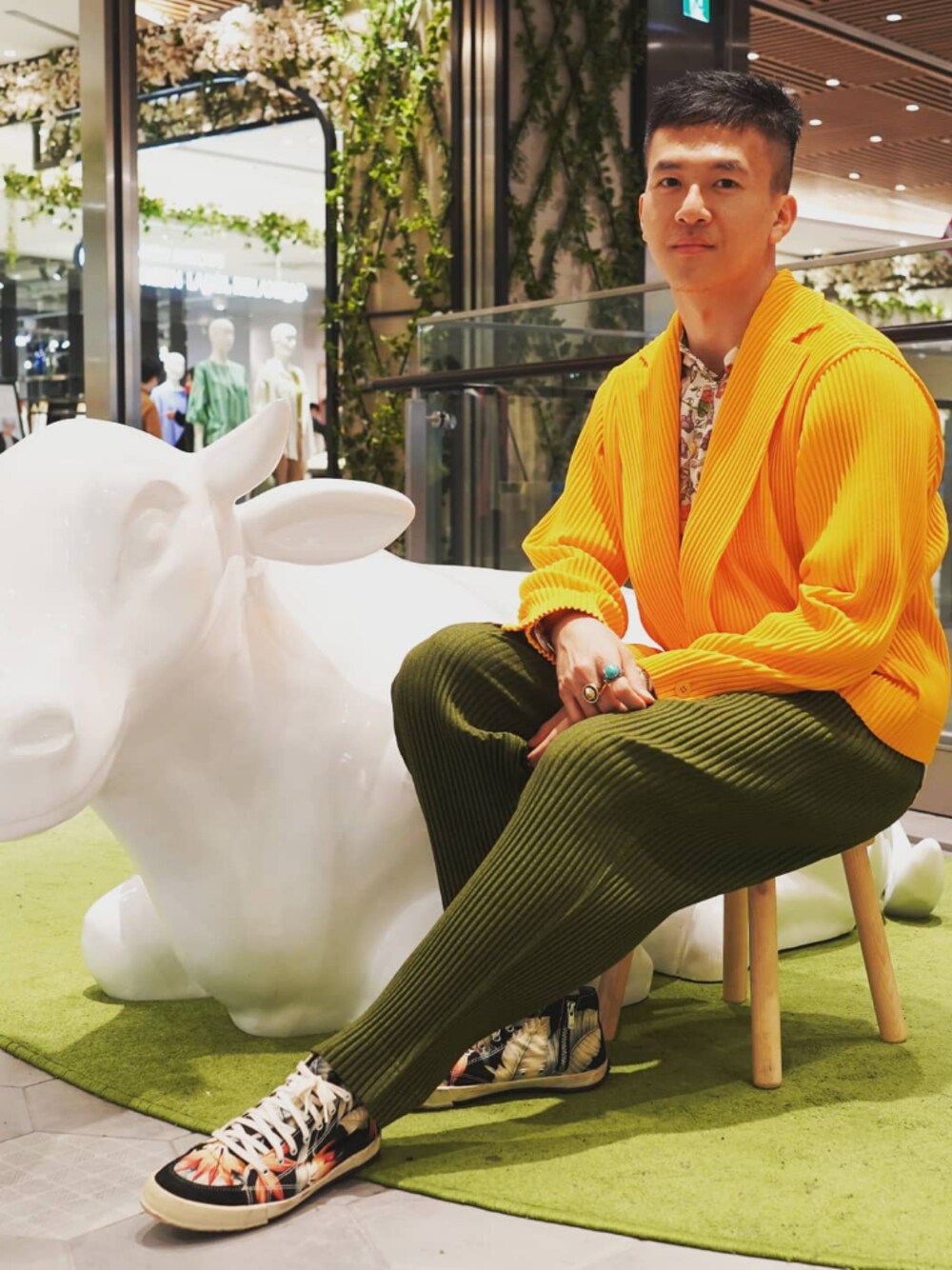 「HOMME PLISSE ISSEY MIYAKEのアイテム（トップス、イエロー系）」を使った、seanleeleeさん（メンズ・173cm）の春コーディネートの1枚目の写真
