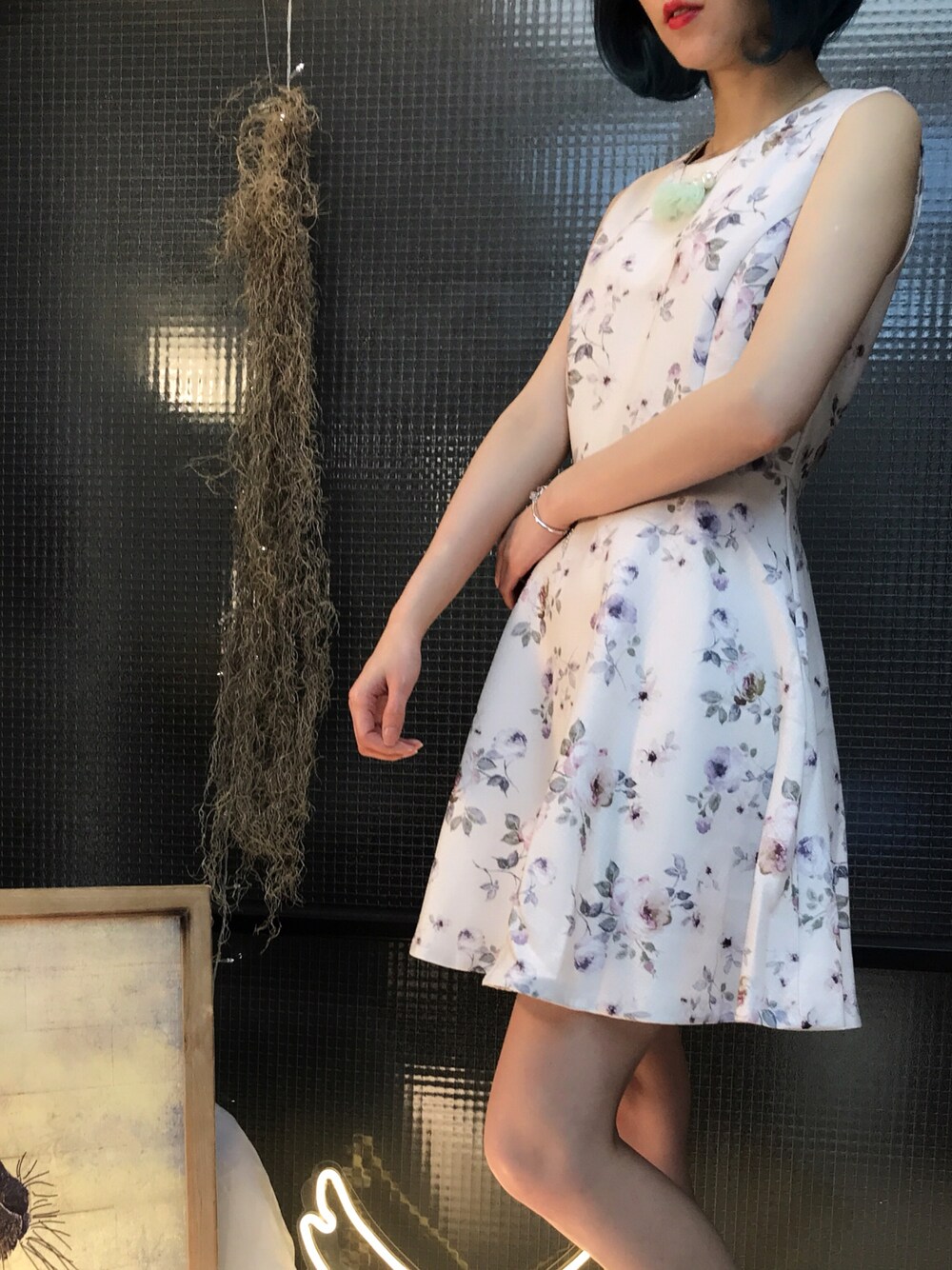 「春コーデ、夏コーデ、minirabbitstyle、Hong Kong」｜「minirabbitstyleのアイテム（ジャンパースカート、ホワイト系）」を使った、Mini Rabbitさん（レディース・164cm）の春コーディネートの1枚目の写真