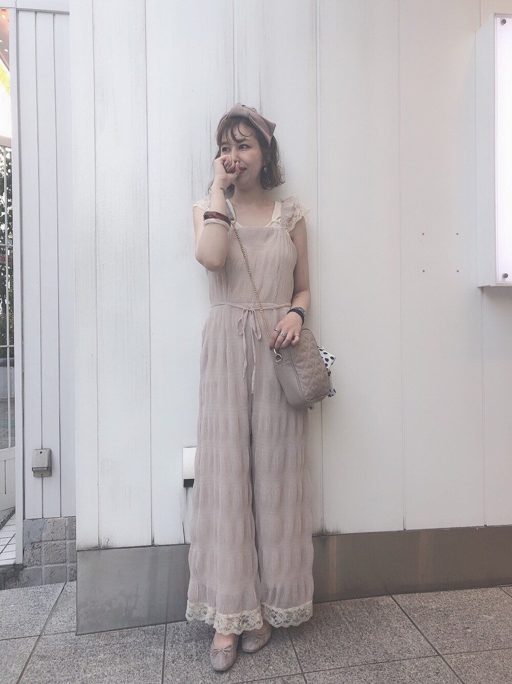 「夏コーデ、サロペット、ゆるコーデ、大人ガーリー、ガーリー、ベージュコーデ」｜「one after another NICE CLAUPのヴィンテージ風サロペット（サロペット/オーバーオール、ベージュ系）」を使った、momocoさん（レディース・157cm）の春コーディネートの1枚目の写真