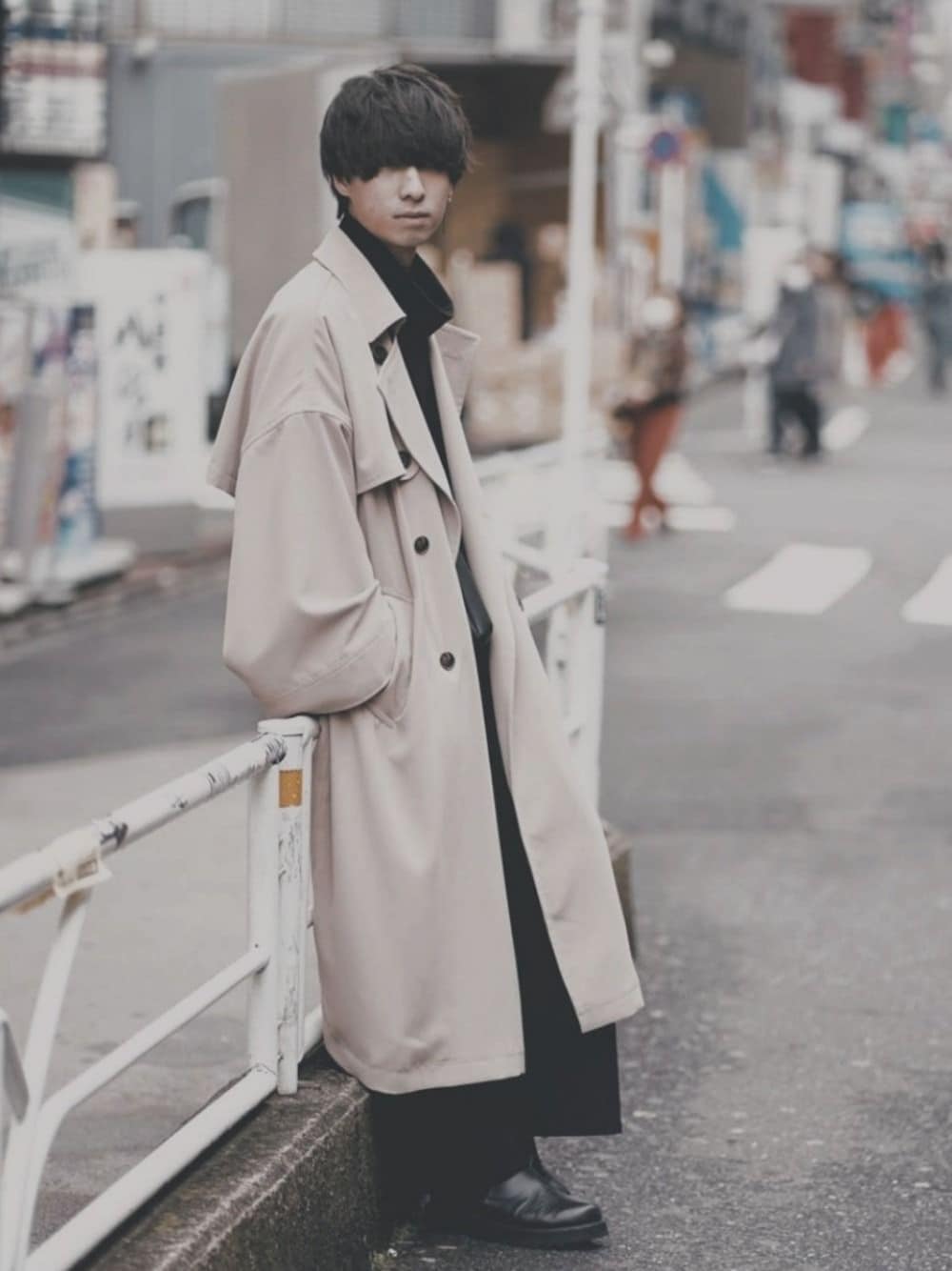 「春コーデ、シンプルコーデ、オーバーサイズ、トレンチコート、お洒落さんとつながりたい、ロングコート、キレイめ、ootd、ベージュ、黒」｜「HAREのアイテム（トレンチコート、ベージュ系）」を使った、たまきさん（メンズ・171cm）の冬コーディネートの1枚目の写真