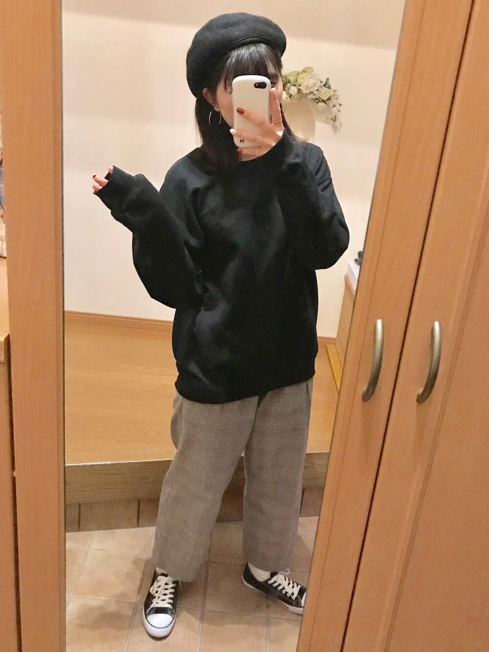 「プチプラコーデ、ラフ、black、グレンチェック、トレーナー、スウェット、converse、ベレー帽、オーバーサイズ、チェックパンツ」｜「WEGOのアイテム（ハンチング/ベレー帽、ブラック系）」を使った、m.さん（レディース・165cm）の冬コーディネートの1枚目の写真