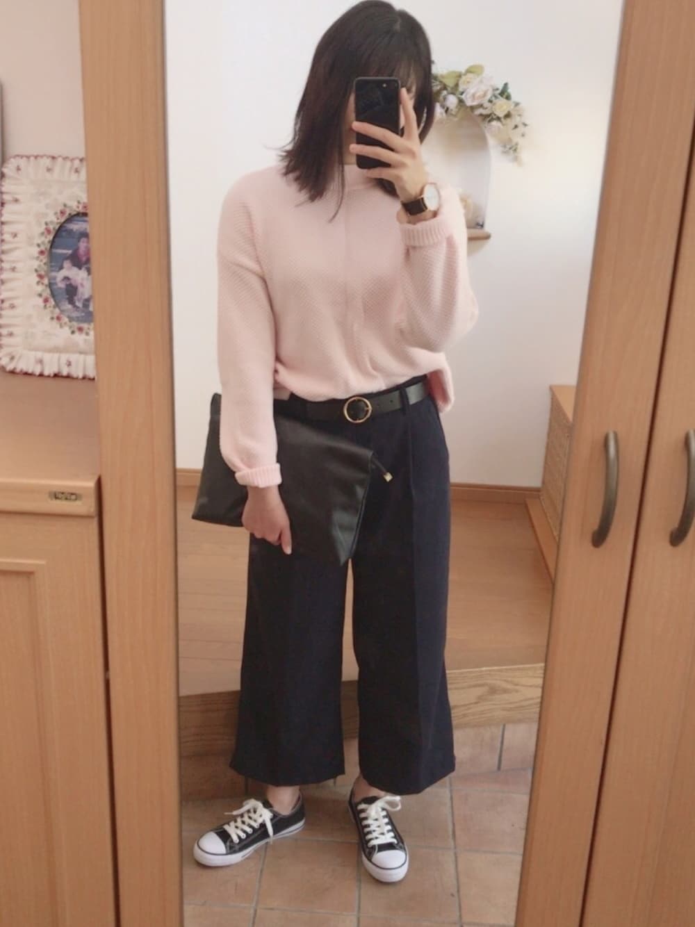 「ニット、プチプラ、大人カジュアル、コンバース、スニーカー、ワイドパンツ」｜「UNIQLOのアイテム（ニット/セーター、ピンク系）」を使った、m.さん（レディース・164cm）の冬コーディネートの1枚目の写真
