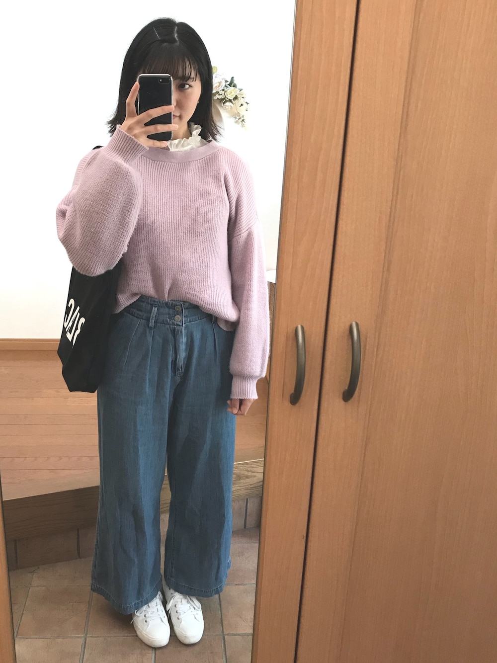 「春コーデ、シンプルコーデ、プチプラコーデ、お洒落さんとつながりたい、スニーカー、ワイドパンツ、ootd、ラベンダー、フリル、デニム」｜「apres jourのアイテム（シャツ/ブラウス、ホワイト系）」を使った、m.さん（レディース・165cm）の春コーディネートの1枚目の写真