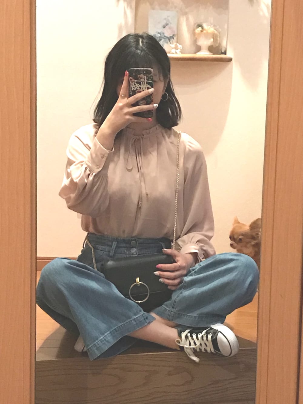 「春コーデ、スニーカーコーデ、プチプラコーデ、デニムパンツ、ゆるコーデ、おしゃれさんと繋がりたい、ワイドパンツ」｜「earth music&ecologyのアイテム（シャツ/ブラウス、ピンク系）」を使った、m.さん（レディース・165cm）の春コーディネートの1枚目の写真