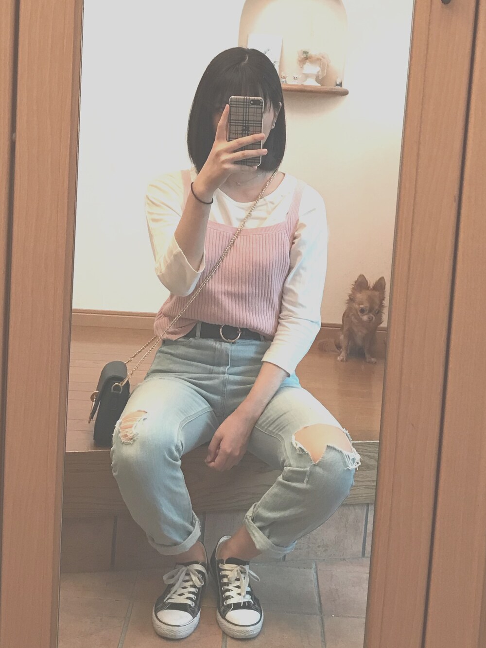 ホワイト系のTシャツ/カットソー、ブラック系のショルダーバッグ、ブルー系のデニムパンツを着用したレディースの秋コーディネートの1枚目の写真