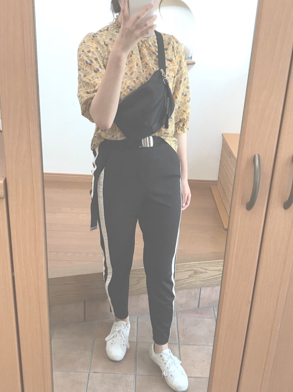 「花柄、ラインパンツ、スポーツミックス、ootd、おしゃれさんと繋がりたい、イエロー、ブラック、ホワイト、ウエストポーチ」｜「RAY CASSINのアイテム（シャツ/ブラウス、イエロー系）」を使った、m.さん（レディース・165cm）の秋コーディネートの1枚目の写真