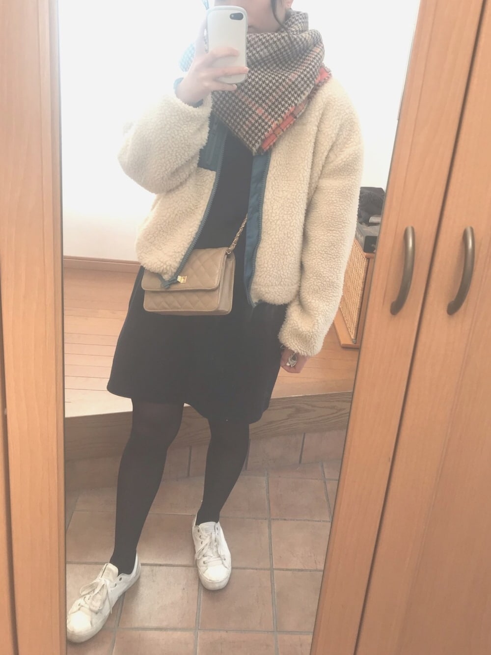 「大人カジュアル、今日のコーデ、スニーカー、プチプラ、ゆるコーデ、ワンピース、もこもこ、タイツ、シンプル、ootd」｜「kutirのボアジップブルゾン（ブルゾン、ベージュ系）」を使った、m.さん（レディース・165cm）の冬コーディネートの1枚目の写真