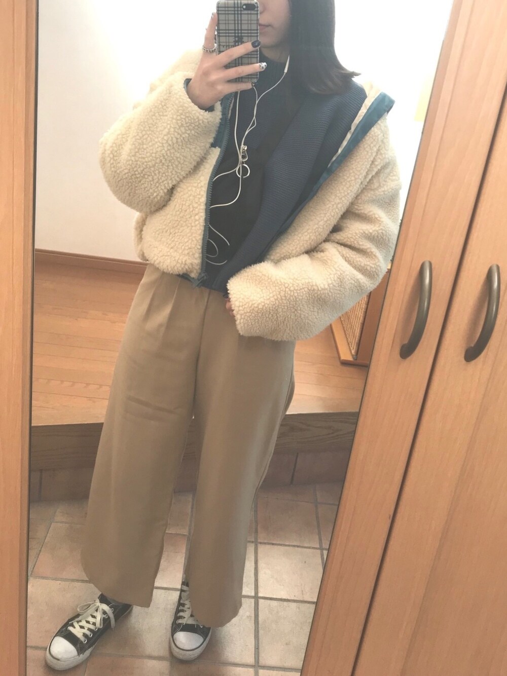 「シンプルコーデ、プチプラコーデ、おしゃれさんと繋がりたい、ブルー、ワイドパンツ、ボア、もこもこ、ootd、カジュアル、ベージュ」｜「kutirのボアジップブルゾン（ブルゾン、ベージュ系）」を使った、m.さん（レディース・165cm）の冬コーディネートの1枚目の写真