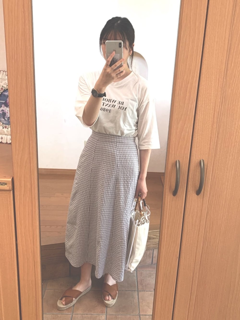 「オトナカジュアル、シンプルコーデ、ootd、プチプラ、summer、ロングスカート、Tシャツ、ナチュラル、ホワイト、きれいめカジュアル」｜「coca（coca）のブラウンカラーシンプルロゴカットソー（Tシャツ/カットソー、ホワイト系）」を使った、m.さん（レディース・165cm）の夏コーディネートの1枚目の写真