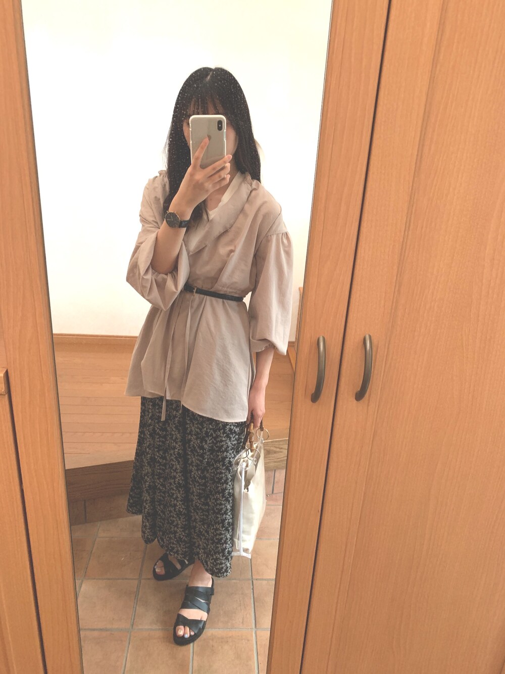 「シンプルコーデ、休日スタイル、大人カジュアル、プチプラ、夏、ベージュ、ブラック、ロングスカート、花柄、ootd」｜「w closetのウエストリボンギャザーブラウス（シャツ/ブラウス、ベージュ系）」を使った、m.さん（レディース・165cm）の夏コーディネートの1枚目の写真