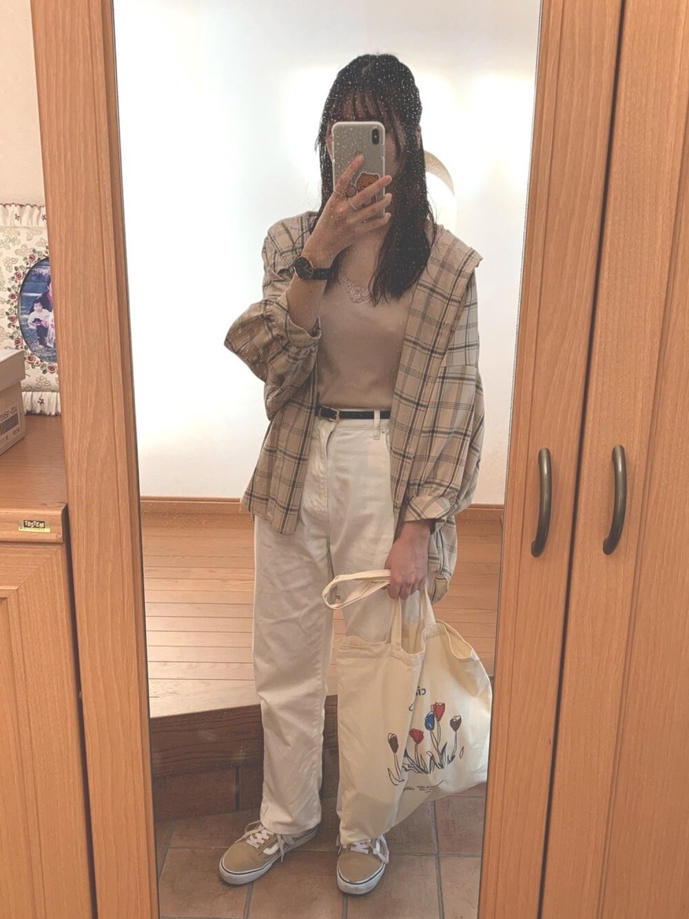 「シンプル、プチプラコーデ、ootd、パンツスタイル、ベージュ、チェック、チェックシャツ、カジュアル、プチプラ、チェック柄に恋してる」｜「INGNIのチェック柄BIGチュニック／シャツ（シャツ/ブラウス、ベージュ系）」を使った、m.さん（レディース・165cm）の秋コーディネートの1枚目の写真