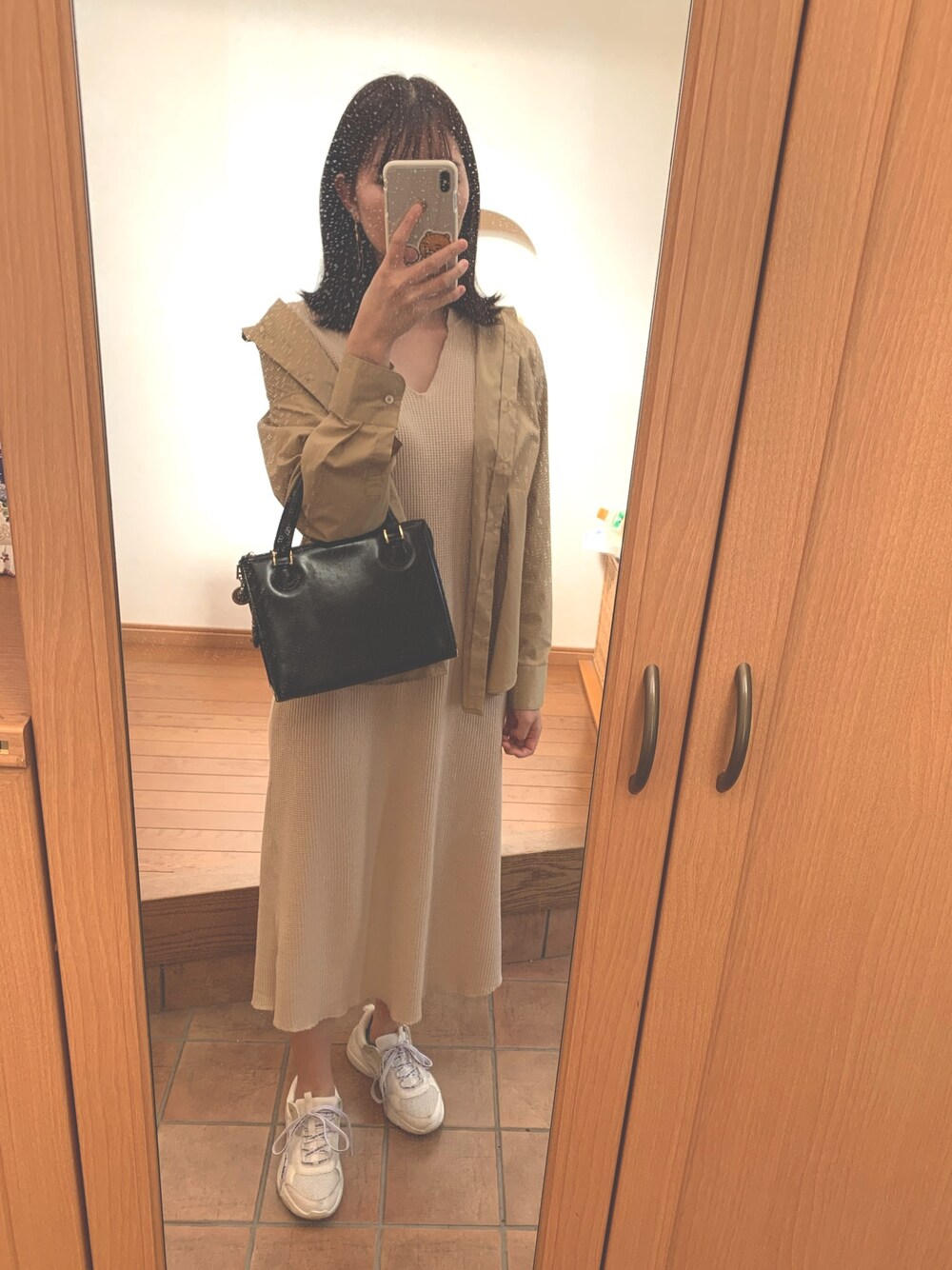 「シンプル、オトナカジュアル、秋のコーデ、プチプラ、スニーカー、プチプラコーデ、スニーカーコーデ、ベージュ、ootd、ロングワンピース」｜「INGNIのサーマルヘンリーネック／ワンピース（ワンピース、ベージュ系）」を使った、m.さん（レディース・165cm）の秋コーディネートの1枚目の写真
