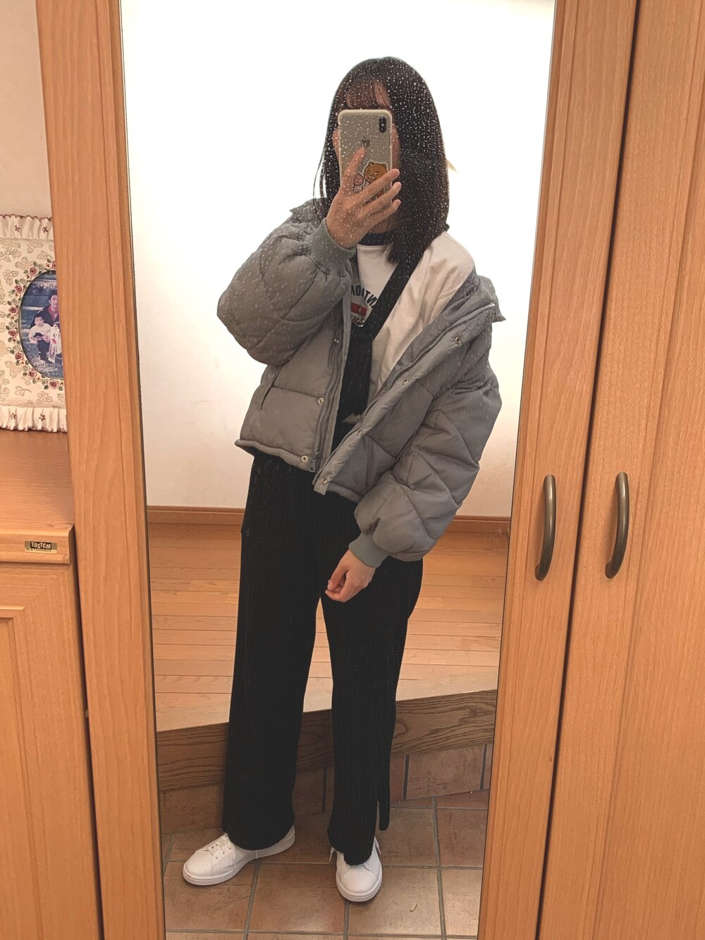 「ゆるコーデ、カジュアル、プチプラ、スニーカー、冬コーデ、シンプル、ワイドパンツ、ダウンジャケット、ootd、おしゃれさんと繋がりたい」｜「VISのテープ引き手ウエストポーチ（ボディバッグ/ウエストポーチ、ブラック系）」を使った、m.さん（レディース・165cm）の秋コーディネートの1枚目の写真
