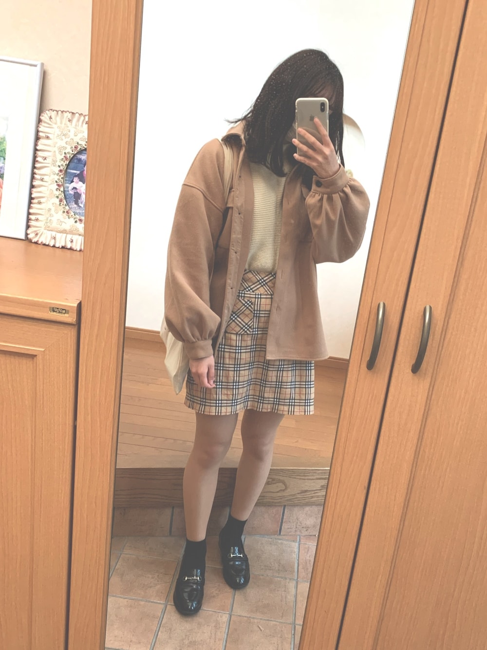 「オトナカジュアル、プチプラコーデ、休日スタイル、ビッグシルエット、ootd、ベージュ、韓国ファッション、チェック、タイトスカート、ジャケット」｜「MERLOTのハイネックバルーンスリーブニットトップス1000（ニット/セーター、ホワイト系）」を使った、m.さん（レディース・165cm）の冬コーディネートの1枚目の写真