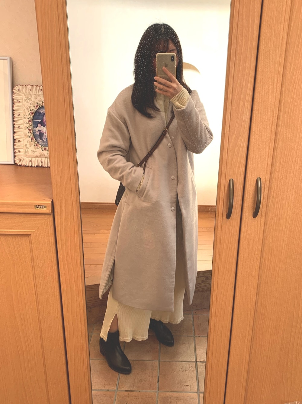「シンプルコーデ、オトナ女子、きれいめカジュアル、キレイめ、冬、ニット、リブパンツ、ロングコート、ootd」｜「MERLOTのハイネックバルーンスリーブニットトップス1000（ニット/セーター、ホワイト系）」を使った、m.さん（レディース・165cm）の冬コーディネートの1枚目の写真