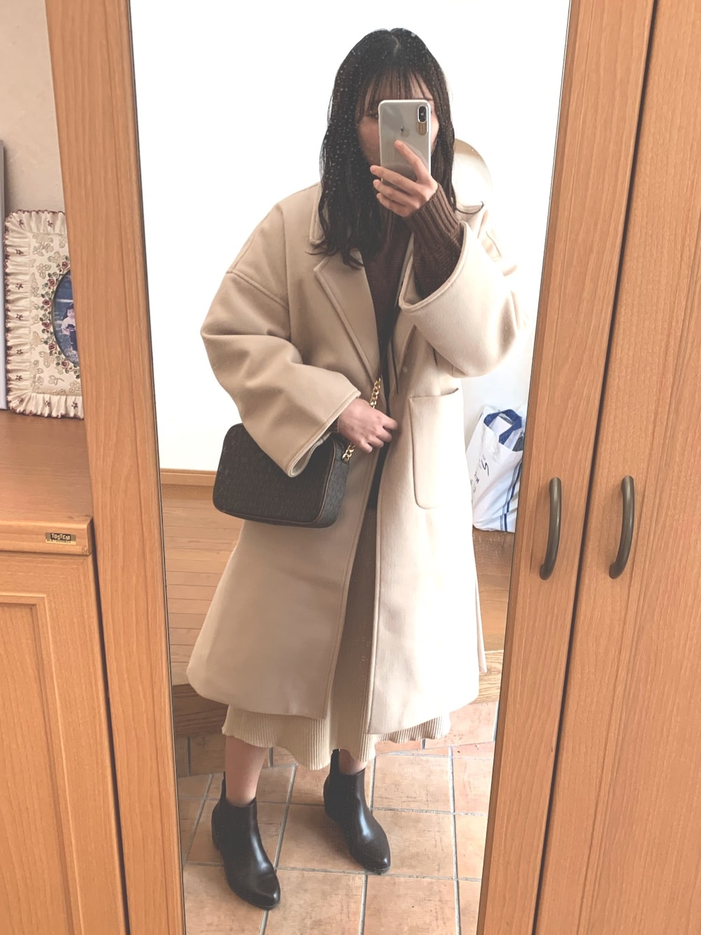「シンプルコーデ、きれいめカジュアル、ニット、ブーツ、ロングワンピース、ベージュ、ブラウン、コート、シンプル、ootd」｜「LOWRYS FARMのガーターハイネックプルオーバー 　858358（ニット/セーター、ブラウン系）」を使った、m.さん（レディース・165cm）の春コーディネートの1枚目の写真