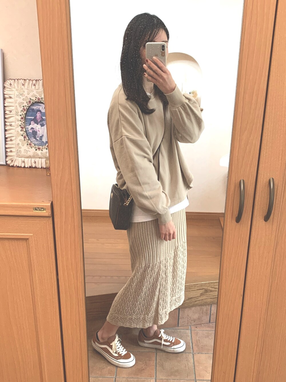 「大人カジュアル、シンプルコーデ、スカート、レイヤードスタイル、ベージュコーデ、春、ootd、ベージュ、オトナカジュアル、春コーデ」｜「CIAOPANIC TYPYの【USAコットン】BIGスウェット（スウェット、ベージュ系）」を使った、m.さん（レディース・165cm）の春コーディネートの1枚目の写真